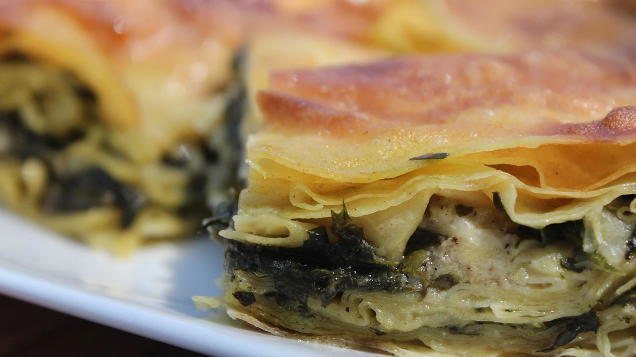 Şipşak hazırlanan su böreği tadında dilimli börek tarifi! Çat kapı gelen misafirleriniz parmaklarını yiyecek